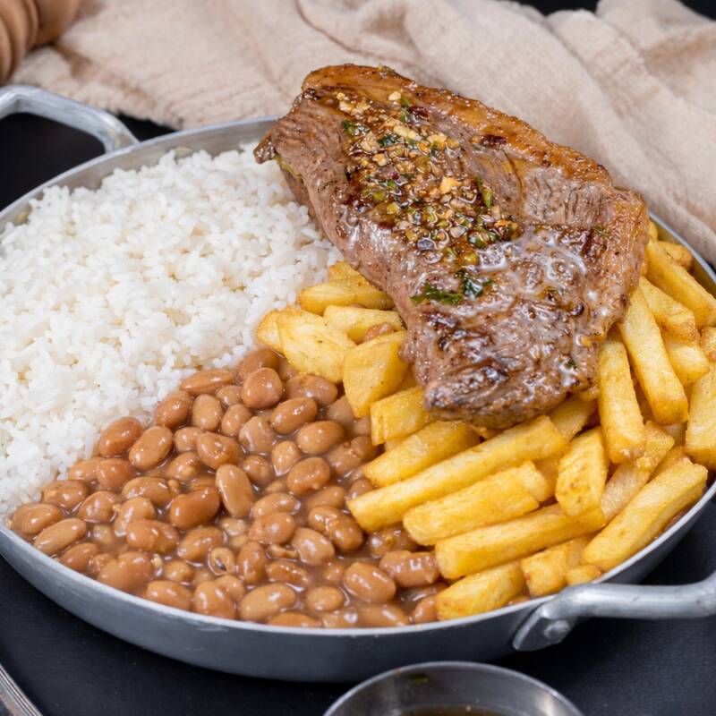 Picanha com azeite temperado e alho, feijão carioca, arroz, farofa e fritas.