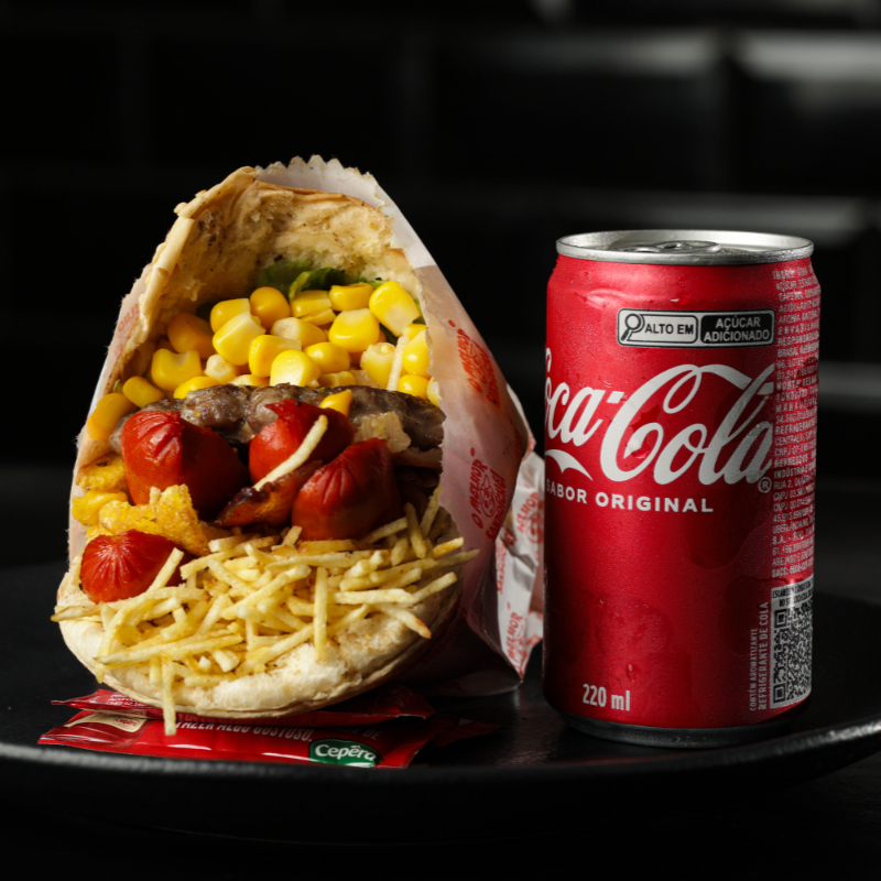 Pão, hamburguer, bacon, ovo, salsicha, presunto, queijo, alface, milho e batata palha