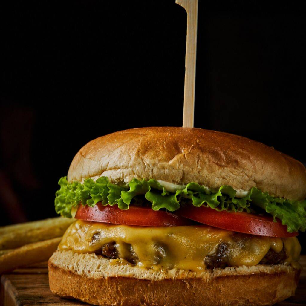 Pão brioche com hamburguer blend de brisket e fraldinha Angus (160g), queijo prato, alface, tomate e maionese temperada.