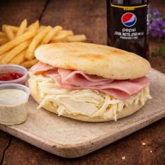 Combo Arepa de Jamón y Queso más Papas y Bebida