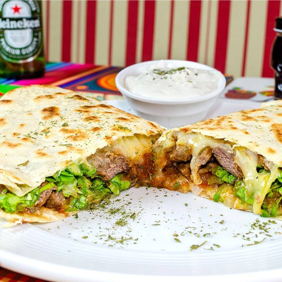 Frango, pico de gallo, guacamole. Alface e sour cream