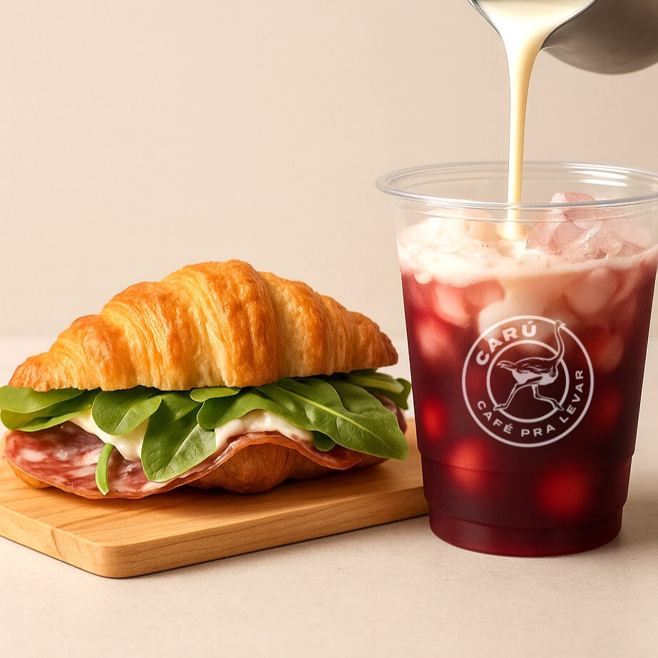 A união perfeita do croissant francês com as mais deliciosas iguarias italianas: molho pesto de manjericão, stracciatella di búfala, salame italiano e rúcula. Experimente e conte para a gente o que achou. Servido frio. Escolha sua bebida gelada para acompanhar.