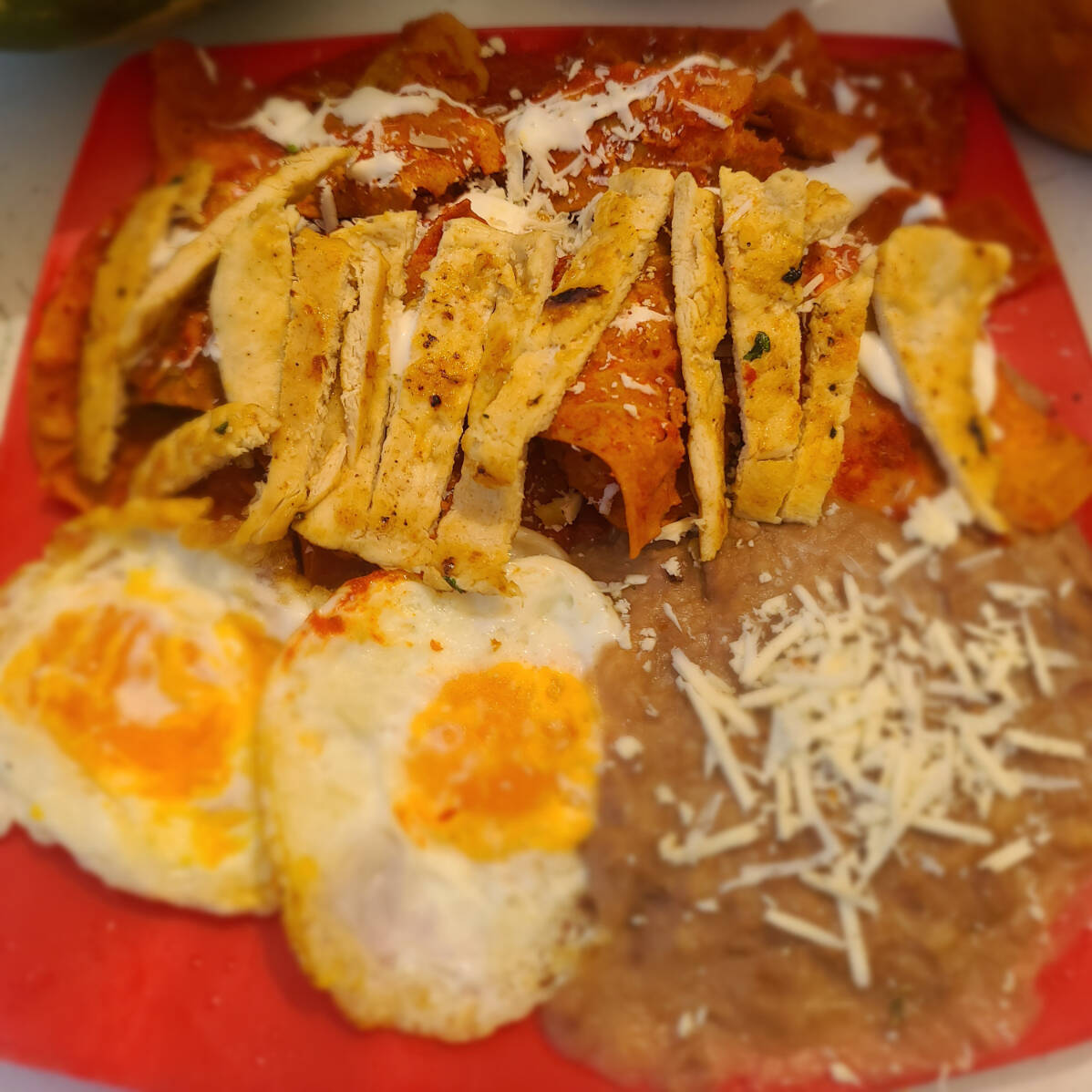Chilaquiles con Huevos, Pechuga de Pollo, y Agua