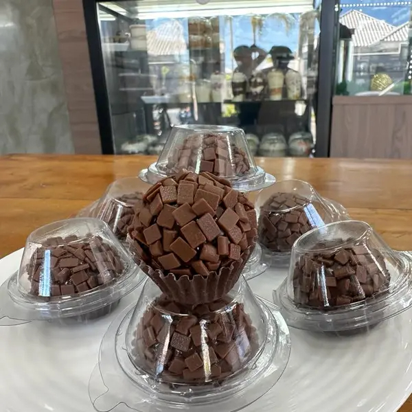 Brigadeiro extremamente cremoso feito com chocolate nobre 50% envolvido em granulé ao leite.