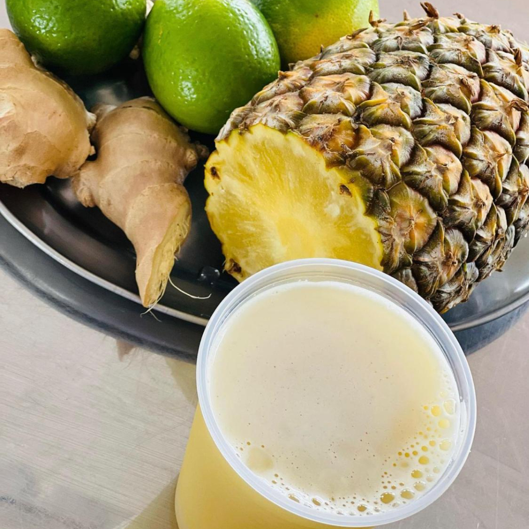 Caldo de cana preparado na hora, temos puro, com limão, abacaxi ou gengibre.