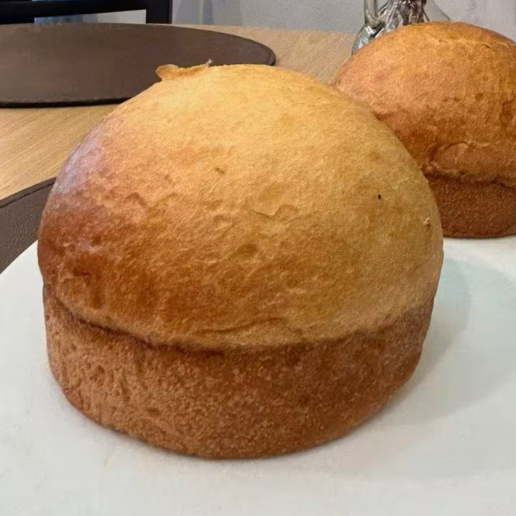 Massa de brioche na versão arredondada e mini. Ideal para sanduíches e hambúrgeres.