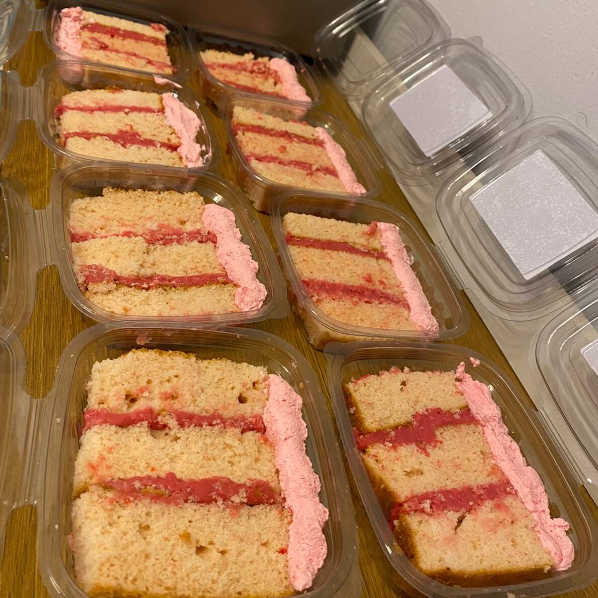 Massa branca fofinha, recheada com um delicioso recheio de morango e finalizada com uma cobertura de chantilly. Uma combinação leve, cremosa e irresistível para deixar seu dia mais doce! 😋🍓💕
140g