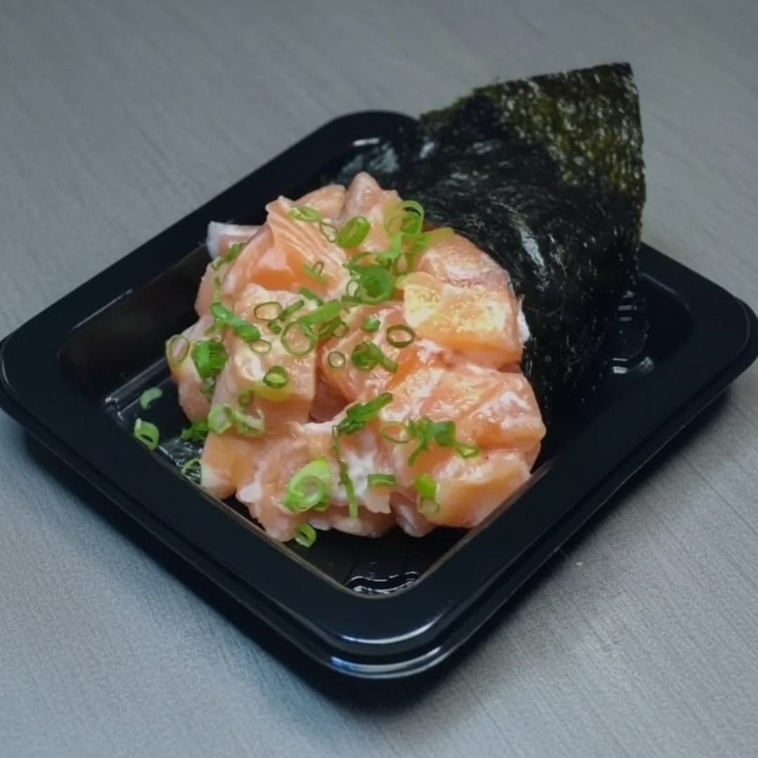 Delicie-se com o nosso Temaki de Salmão, uma iguaria que serve perfeitamente uma pessoa. Este prato é uma combinação perfeita de sabores, onde a suavidade do salmão fresco se encontra com a textura singular do arroz, envoltos por uma alga crocante. Cada mordida é uma experiência única de sabor e frescor, tornando este temaki um prato indispensável para os amantes da cozinha japonesa. Venha degustar algo inesquecível!