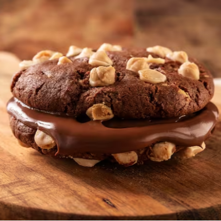 Sanduíche de Cookies chocolate Dois Cookies chocolate com gotas de chocolate branco recheado com Nutella