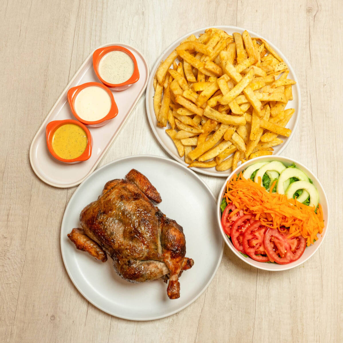 1 Pollo + Papas + Ensalada + Salsas