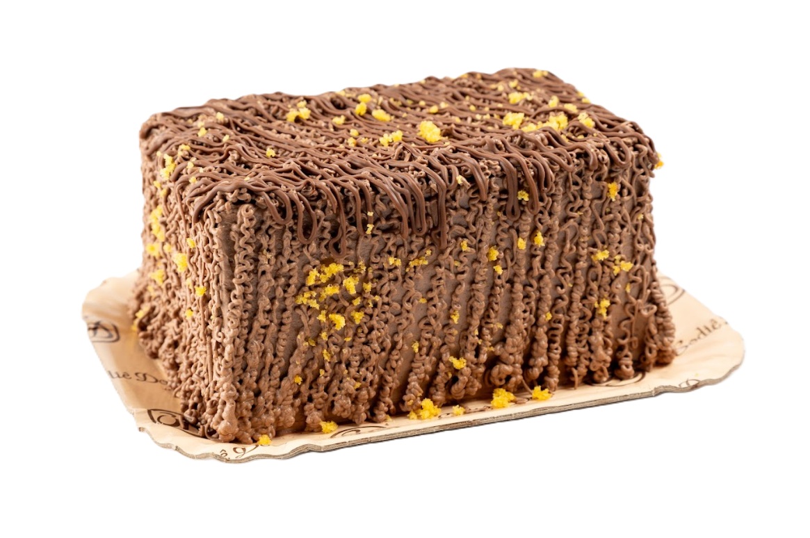 Bolo de cenoura com recheios de trufado de Nutella® e creme de Nutella® com cobertura de mousse de chocolate, farelo de massa de cenoura e Nutella®.