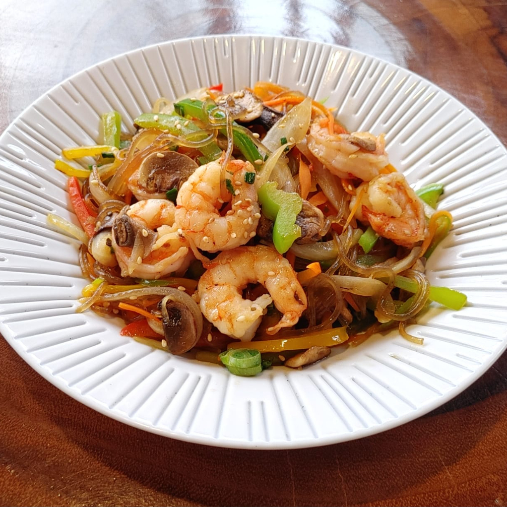 Japchae con camarones