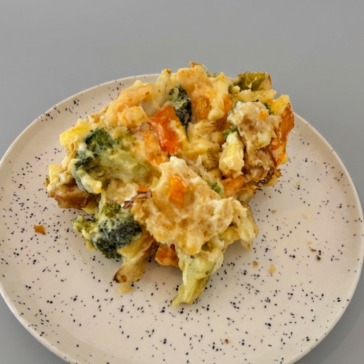 Empanado de legumes, batata em tiras, cenoura, brócolis, pimentão e cebola com peixe