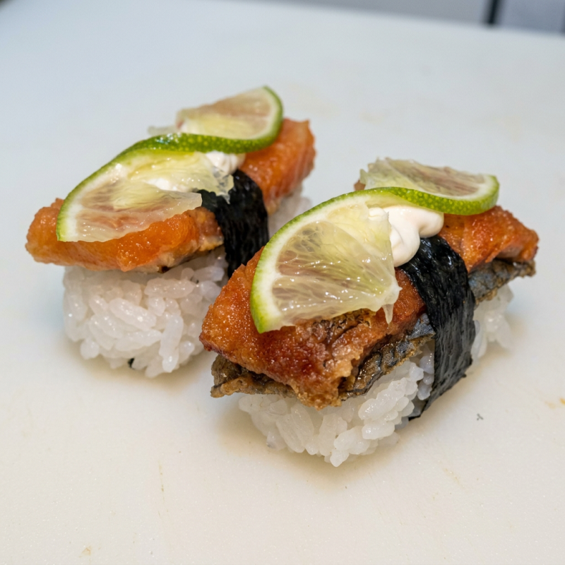 Arroz com pele de salmão frito