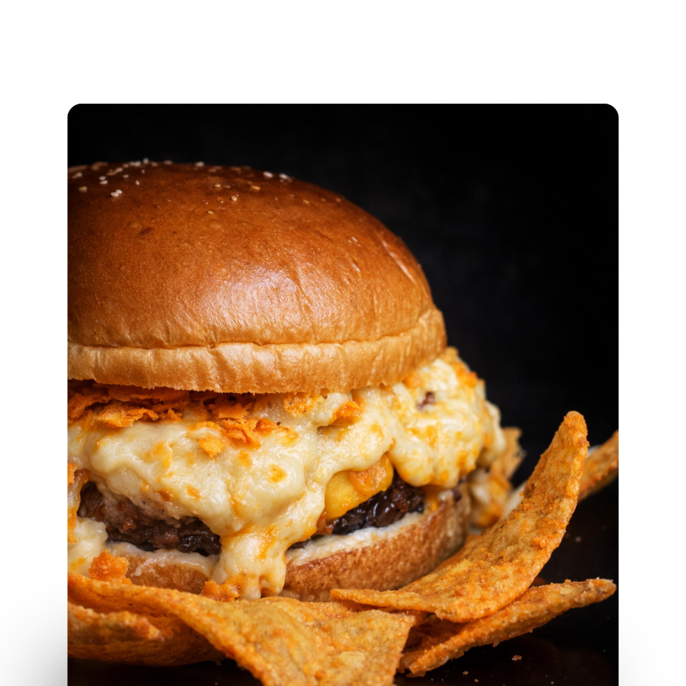 Pão brioche, hambúrguer 150 g, queijo prato, molho de queijo especial e doritos