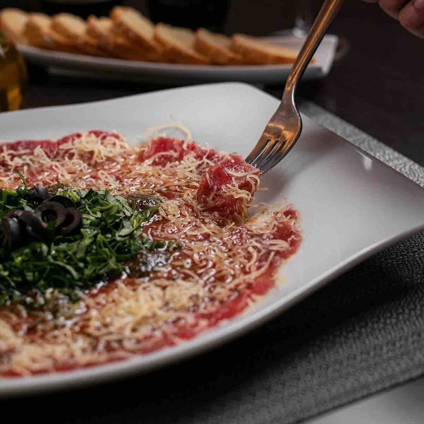 Carpaccio De Res al Pesto de Albahaca
