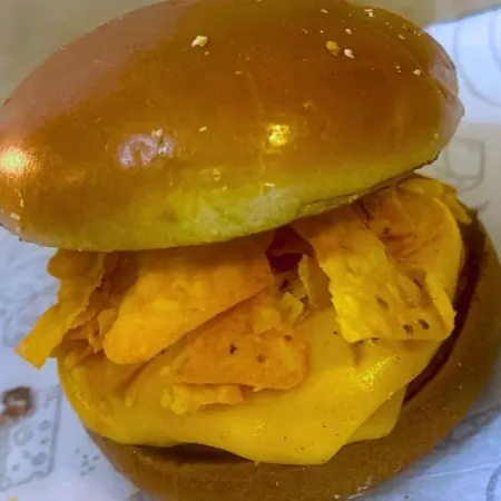 Pão de Brioche ,Blend Bovino (160g), Cheddar ,Bacon crocante ,muito Doritos ,Maionese Verde da Casa.