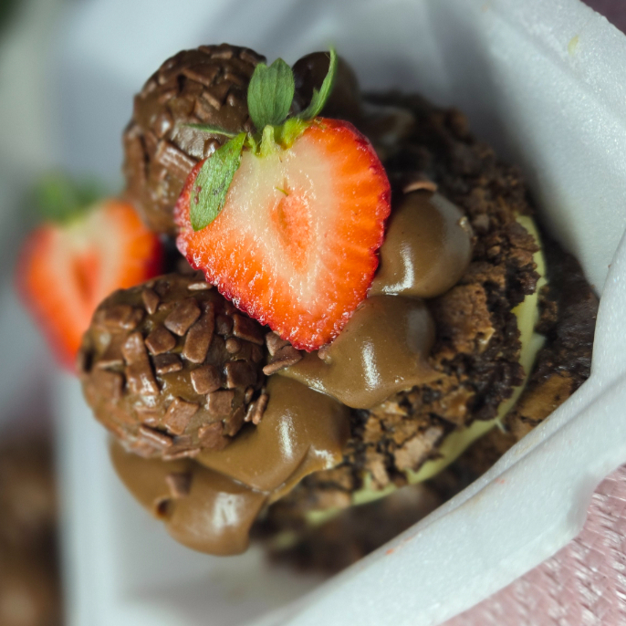 O nosso maravilhoso brownie na versão suprema, com receheio de brigadeiro de ninho, pedaços de morangos e norro brigadeiro de chocolate 50% cacau. Quem ressiste a uma delicia dessa.