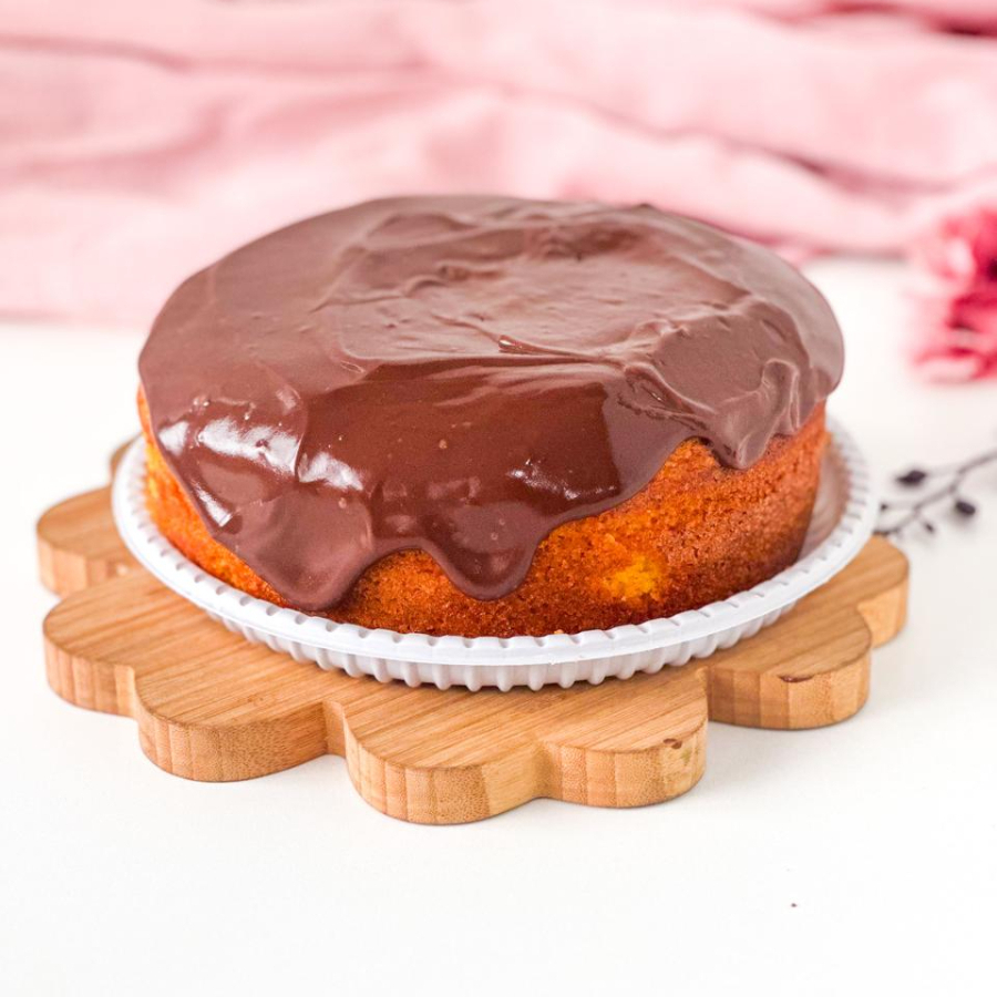 Bolo de Cenoura com Calda Cremosa – Um Clássico que Nunca Sai de Moda!  O sabor da infância, o cheirinho de casa de vó, aquele pedacinho que aquece o coração... Nosso bolo de cenoura fofinho e dourado é feito com ingredientes frescos e muito carinho.  Bolo Serve ate 10 fatias