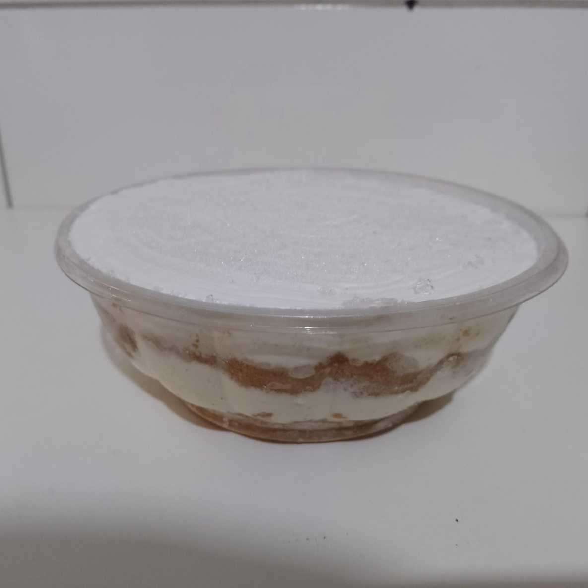 Torta de Ninho em ball descartavel ( aprox.900g / 5 a 6 pessoas) . Duas camadas de massa de baunilha com recheio de brigadeiro de Ninho com finalizacao em chantily com bolinhas de chocolate