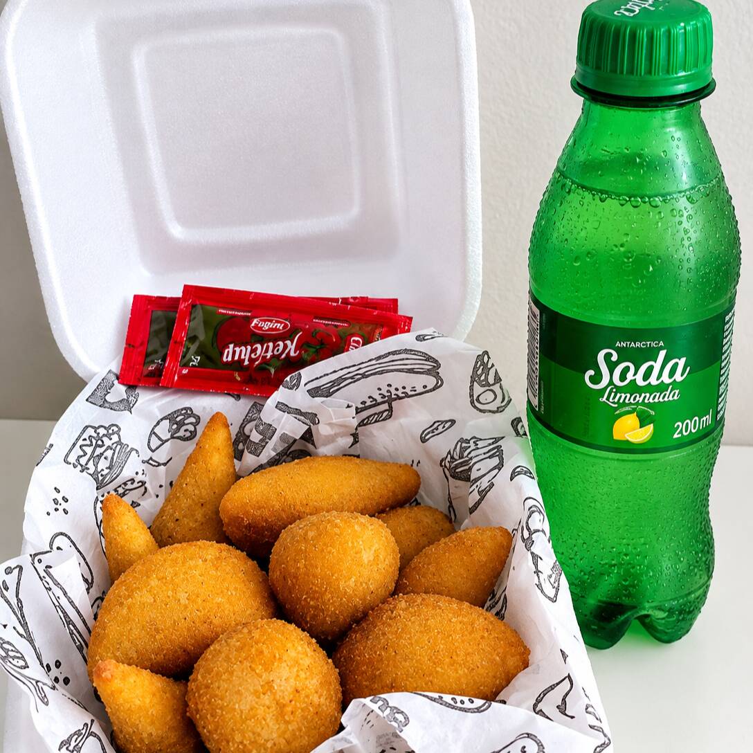 "Desfrute de 10 unidade de salgados a sua escolha, dentre elas incluídos coxinha, quibe , Rolinho de queijo com calabresa e muito mas , acompanhando de um refrigerante de 200ml de ""brinde. Perfeito para um lanche completo e saboroso a qualquer hora do Dia!!!"