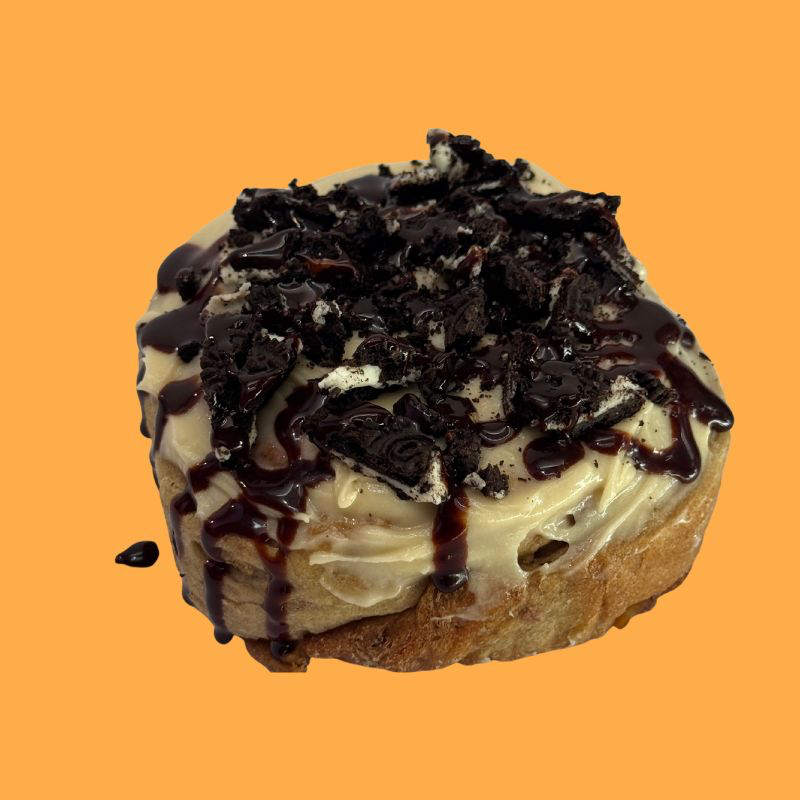 Cinnamon Roll de chocolate con Galleta Oreo