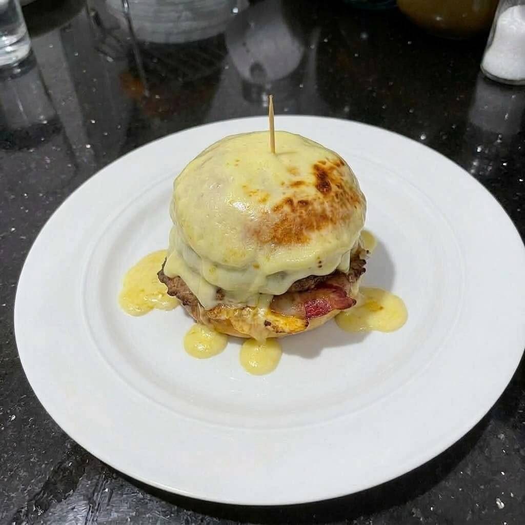 Hamburguesa Bañada en Queso Gratinado