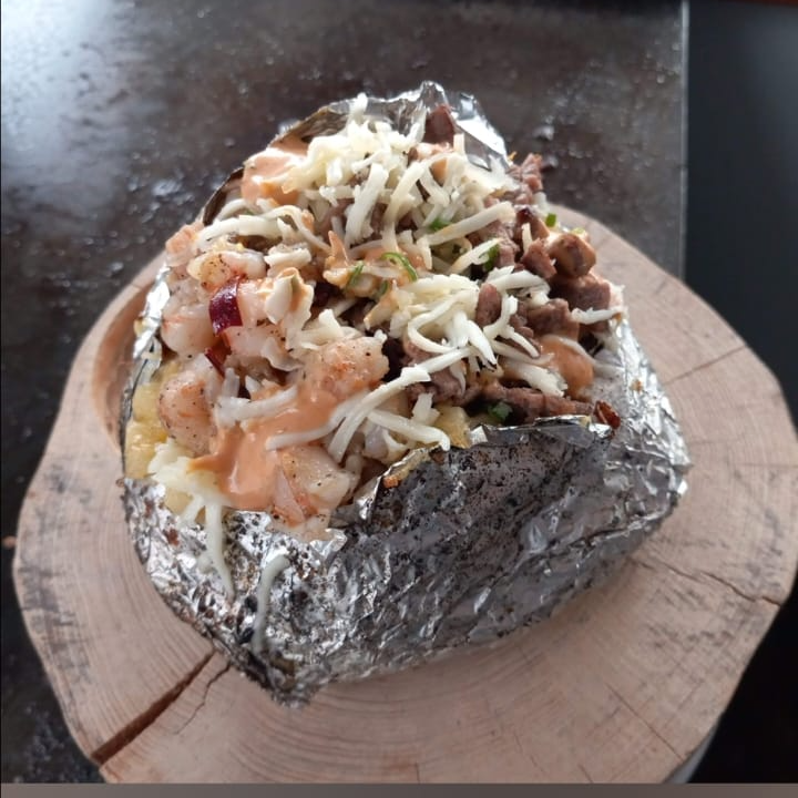 Papa Gigante Rellena de Camarón del ajillo,