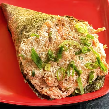 Temos o irresistível cream cheese, um sabor suave que contrasta e ao mesmo tempo complementa o robusto sabor do salmão. Para finalizar, uma pitada de cebolinha fresca.