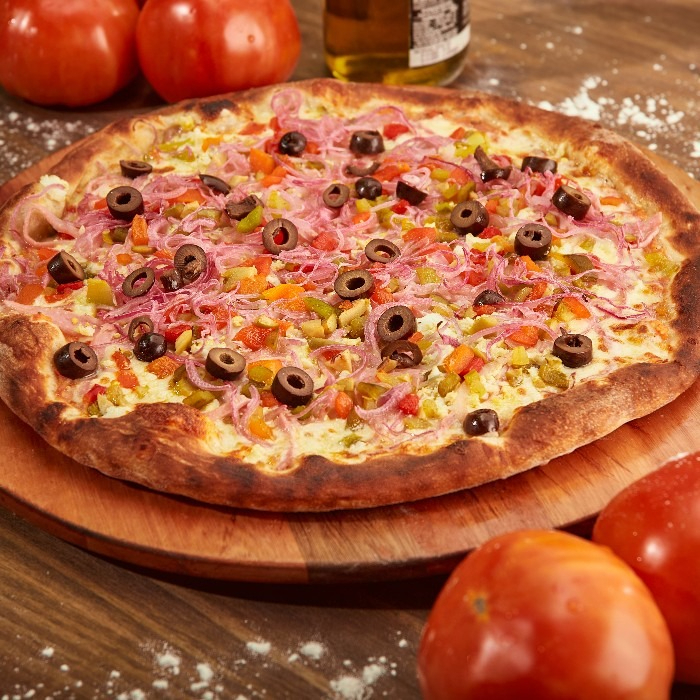 Nosso molho de tomates frescos, mozzarella especial, presunto magro cozido, ovo cozido, cebola roxa, pimentão verde e vermelho e finalizada com azeitonas pretas fatiada.