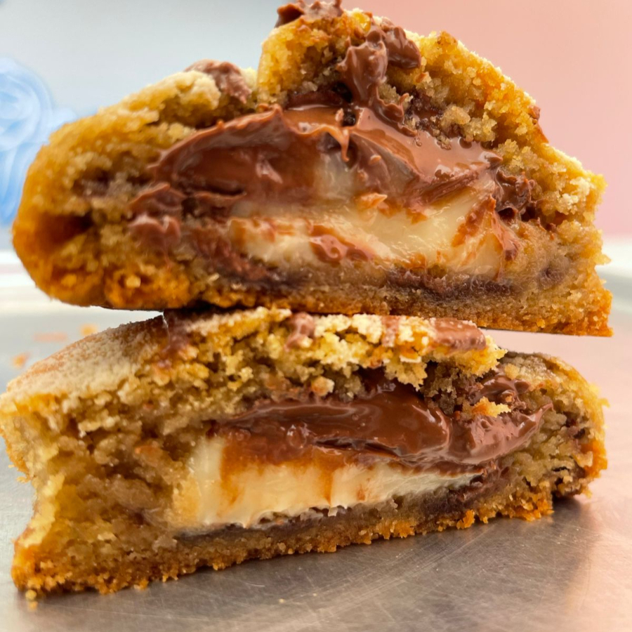 Massa amanteigada com recheio cremoso de Ninho e Nutella.