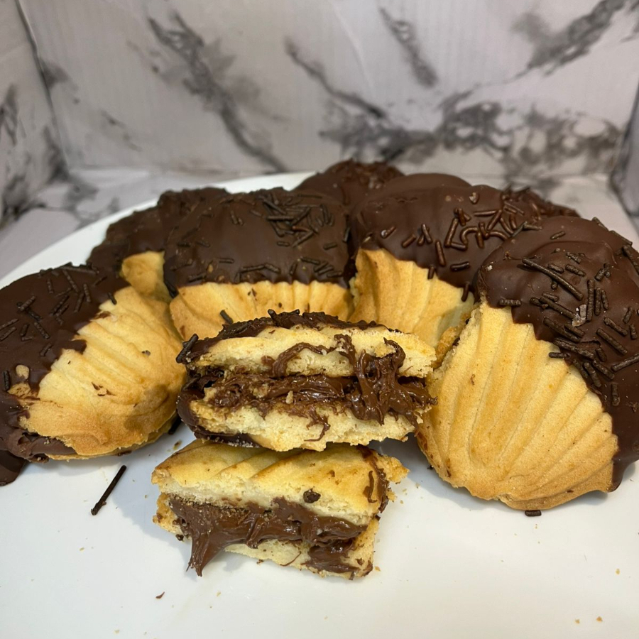 Bolacha amanteigada macia e saborosa, recheada com chocolate ao leite e finalizada com uma camada de chocolate crocante.