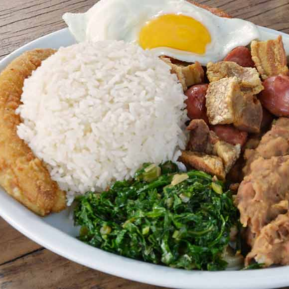 Bisteca ovo torresmo banana couve tutu de feijão arroz e linguiça frita