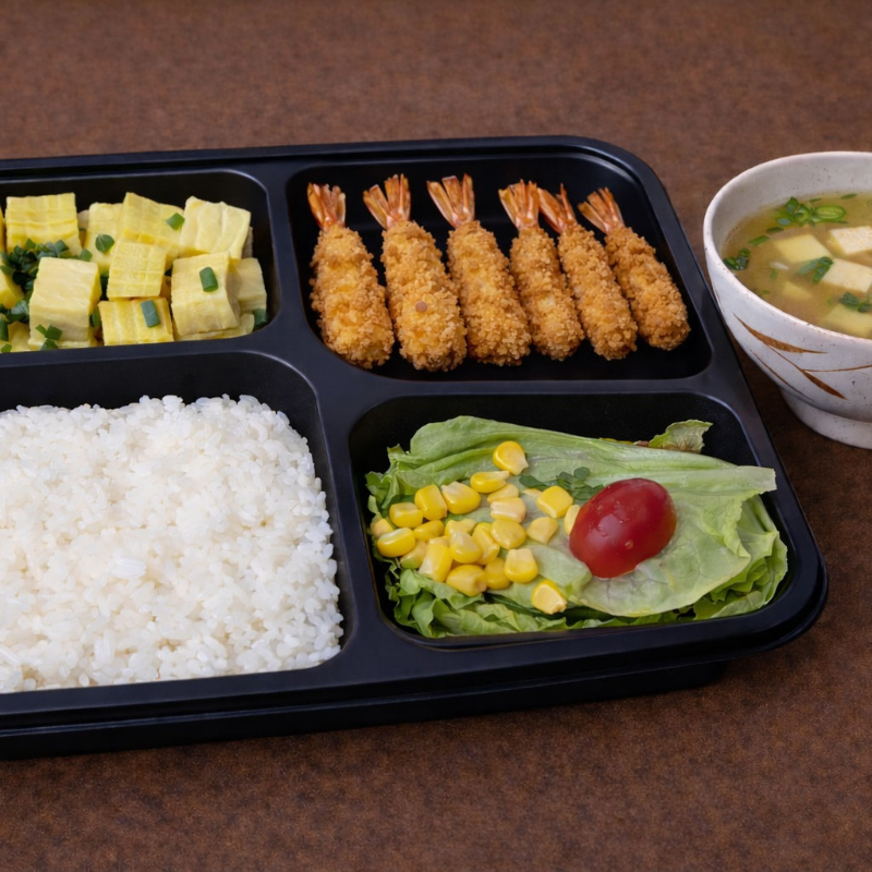 Teishoku é um prato muito popular no japão. É composto de arroz japonês (shiro gohan), misoshiro (sopa a base de missô) e 5 camarões médios empanados. Acompanha salada (alface, tomate cereja com molho rose) e porção de tamagoyaki cubos com cebolinha. Foto ilustrativa