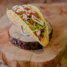 O 'Taco de Carne - Lowrider' é uma homenagem à vibrante cultura Lowrider, que nasceu nas periferias da fronteira dos Estados Unidos com o México. Este prato é uma explosão de sabor e textura, composto por um taco shell crocante, recheado com generosas porções de carne grelhada ao ponto, um mix de queijos derretidos e o autêntico Pico de Gallo, trazendo a acidez e o frescor dos tomates. Para finalizar, uma camada de alface fresca que adiciona crocância e leveza. Este taco é um verdadeiro festival de sabores que irá transportá-lo diretamente para as ruas do México!