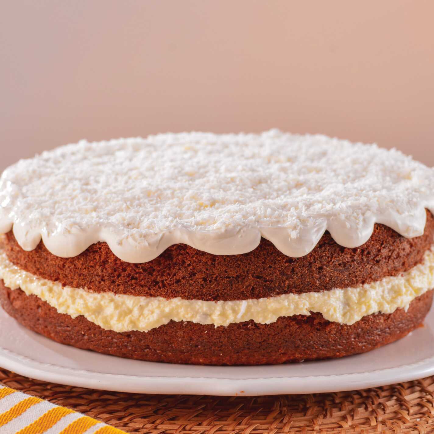 Bolo caseiro de abacaxi com coco da Vó, combinado com recheio sabor beijinho, finalizado com cobertura de leite condensado cremoso e coco ralado. Imagem meramente ilustrativa.
Bolo pequeno serve até 8 fatias.
Bolo grande serve até 16 fatias.