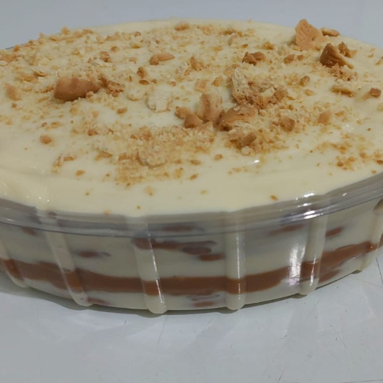 Delicioso Pavê em camadas intercaladas de Biscoito Maizena e tradicionl recheio belga, Doce de Leite Caseiro, finalizada com farofa de Biscoito Maizena. Peso aproximado: 700 gramas.