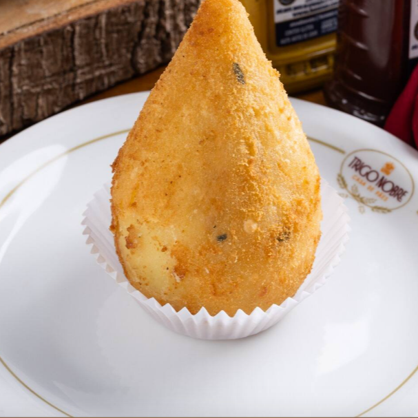 Crocantes por fora, saborosas por dentro! Coxinha de frango com ou sem Catupiry! Escolha a sua preferida!