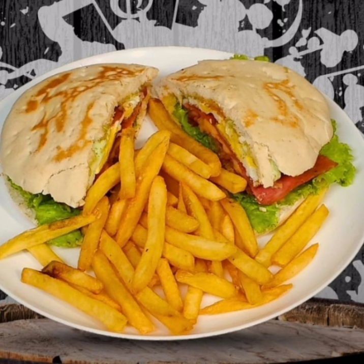 PÃO SÍRIO, FILÉ SUÍNO, 2 MUSSARELA, 2 PRESUNTO, CHEDDAR, SALADA E CREME ESPECIAL, SALADA E CREME ESPECIAL, ACOMPANHA 150GR DE BATATA FRITA