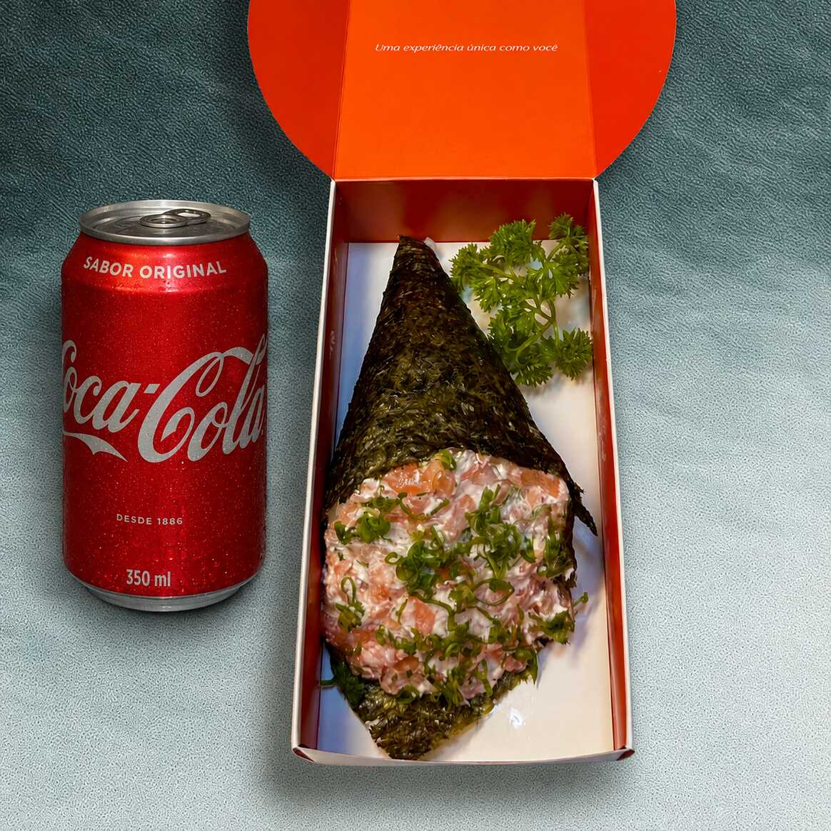 Na compra de um combo, você leva outro Temaki Salmão Philadelphia igual. Dois temakis, duas Coca-colas e uma única decisão: dividir ou não dividir? Você escolhe.
Acompanha molhos