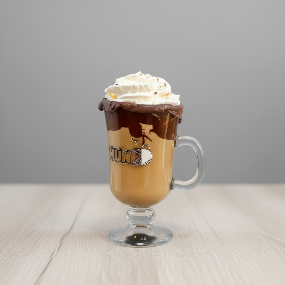Café premium, chocolate, canela vaporizado com leite envolvido por uma calda de avelã e finalizado com Chantilly e chocolate em pó.