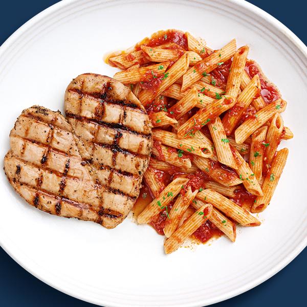 Peito de frango grelhado servido com o acompanhamento de sua escolha.