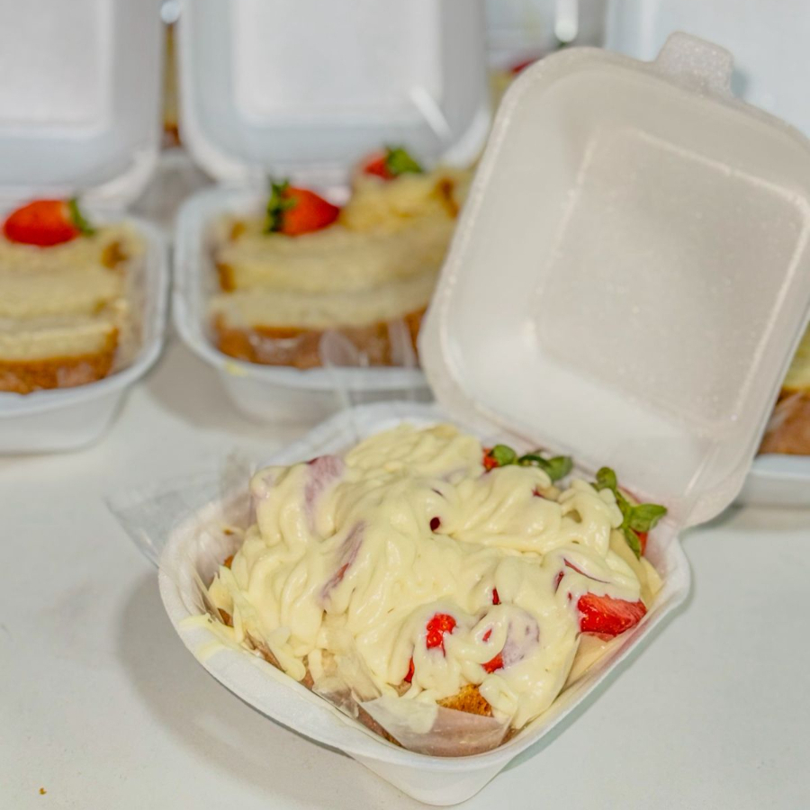 Fatia de Torta Ninho com Morango e Caldinha Massa super molhadinha, morangos frescos selecionados e, para fechar com chave de ouro, finalizada com o nosso exclusivo mousse de Ninho, feito na medida certa para ser irresistível. É a sobremesa perfeita para o seu dia!
