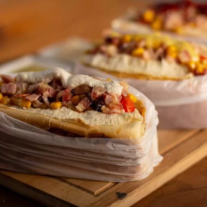 Pão de hot dog de 20cm 1 salsicha Sadia Purê de batata natural, salada de repolho com tomate e cenoura, Bacon katchup, maionese, mostarda e batata palha