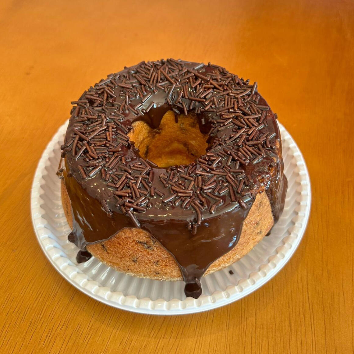 Bolo De massa branca, com cobertura de brigadeiro.