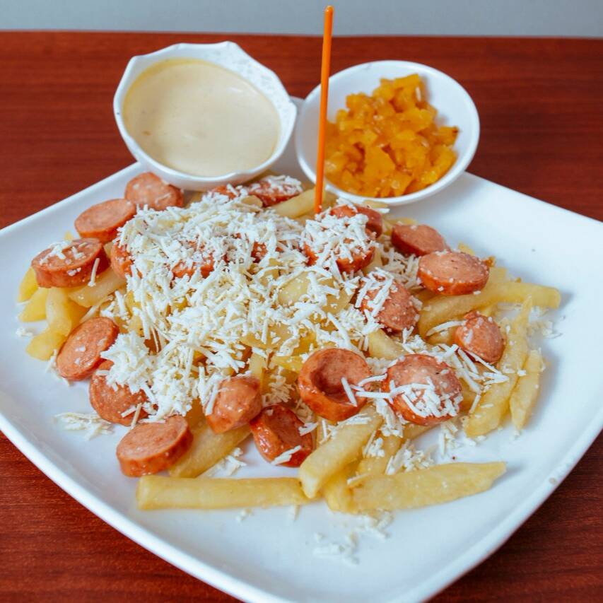 Salchipapa.
