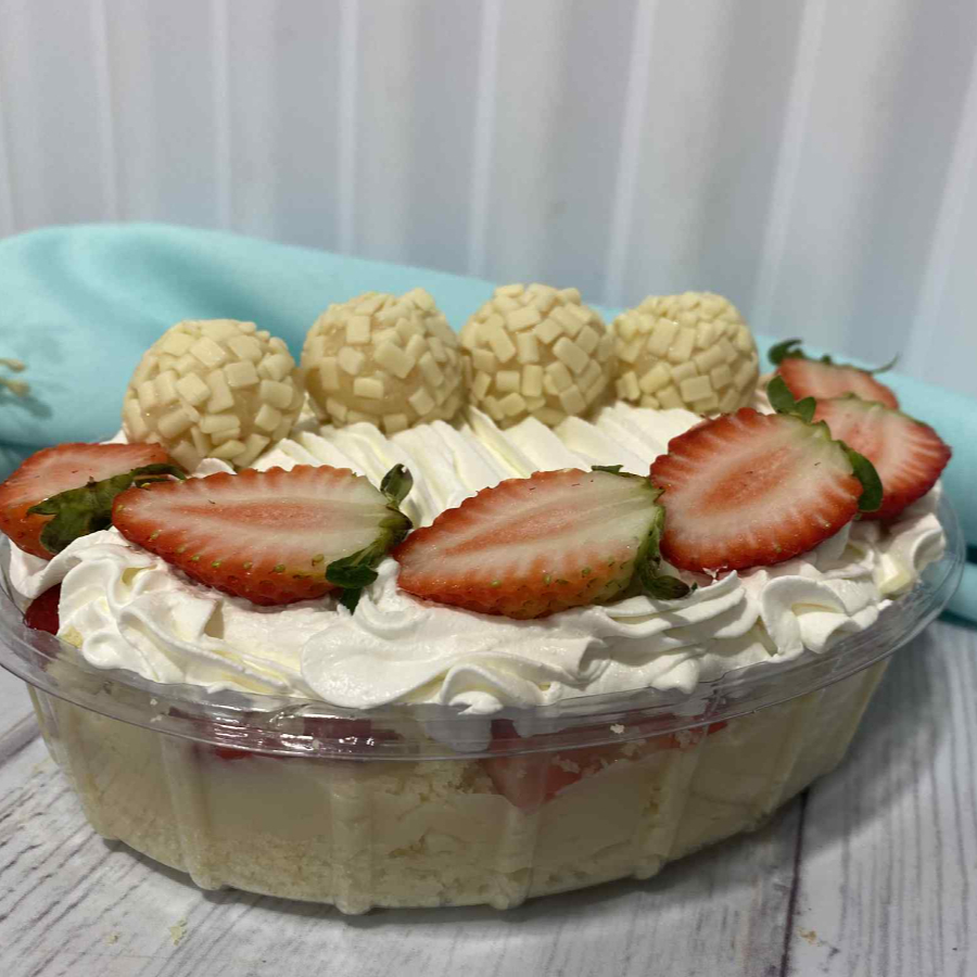 MASSA DE BAUNILHA , CREME DE NINHO . MORANGOS FINALIZADO COM CHANTININHOPESO 600 GR