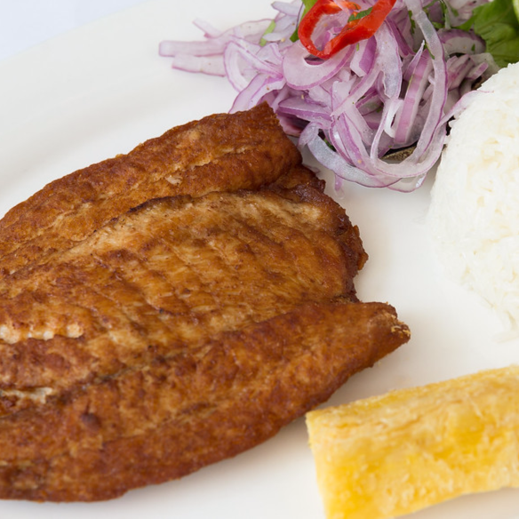 Pescado Frito con Yuca, Arroz y Ensalada