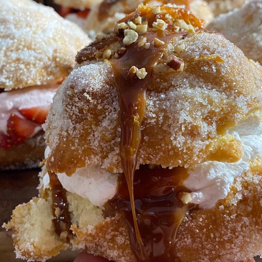 Pan de Muerto Relleno de Cajeta con Nuez