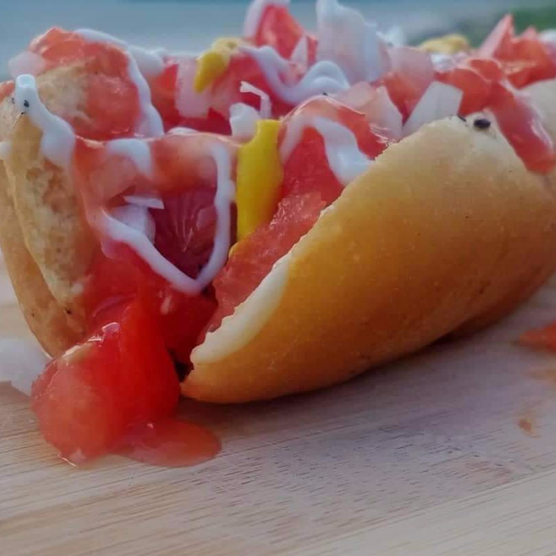 Jocho con topping de hamburguesa tipo al carbon.